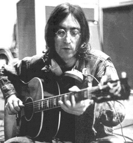 John Lennon mentre suona la chitarra