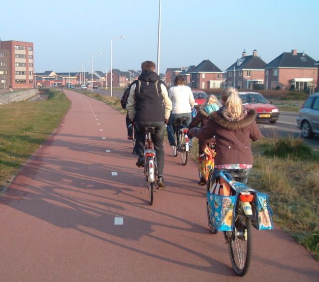 bici su una pista ciclabile