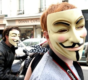 la maschera di V per Vendetta indossata durante una manifestazione