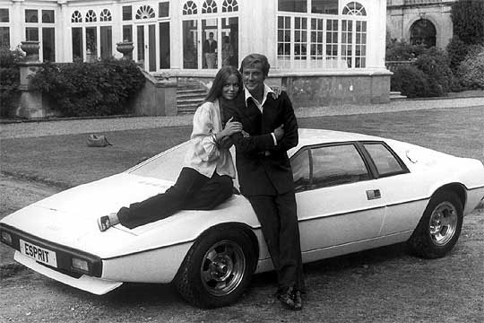 Roger Moore nei panni di 007 appoggiato alla Lotus 