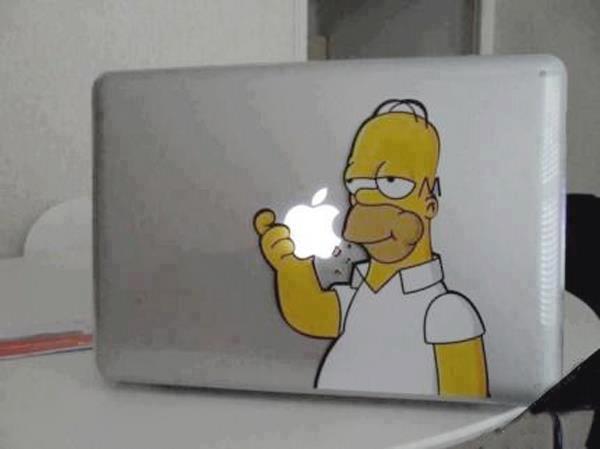 Homer Simpson mangia la mela Apple